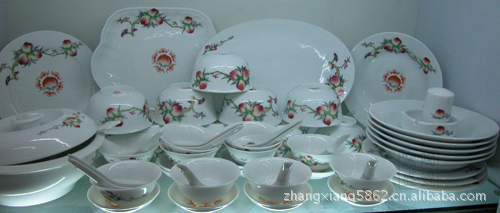 匠心之韻 探析景德鎮高白瓷、骨質瓷與青花釉中彩的瓷藝之美